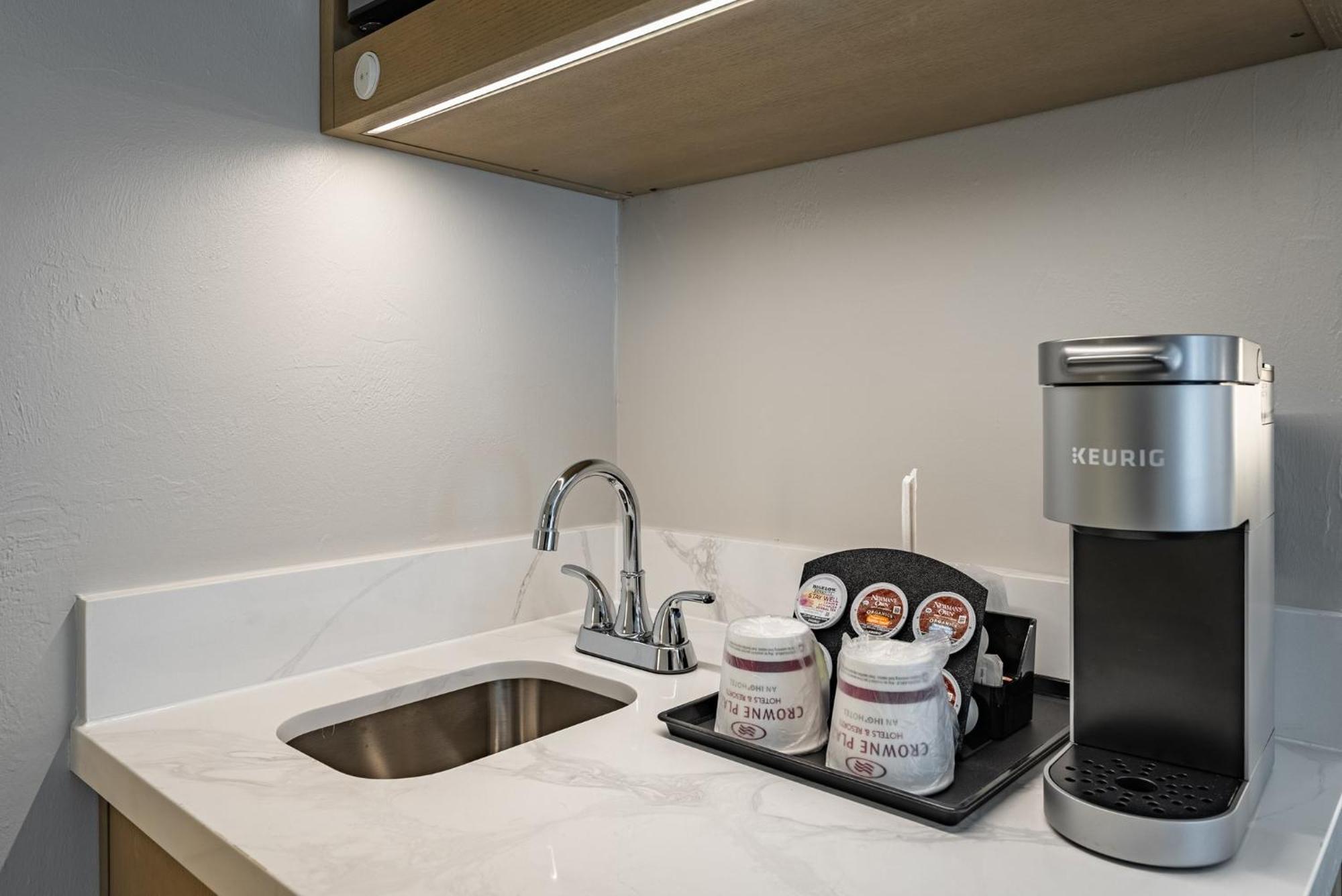 Chambre Lit King-Size Standard avec Baignoire Accessible aux Personnes à Mobilité Réduite