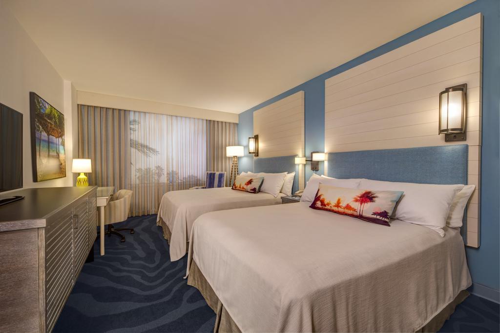 Chambre Accessible aux Personnes à Mobilité Réduite/Malentendantes avec 2 Lits Queen-Size et Baignoire Accessible aux Personnes à Mobilité Réduite - Vue sur Piscine (Comprend l'entrée anticipée au parc*)